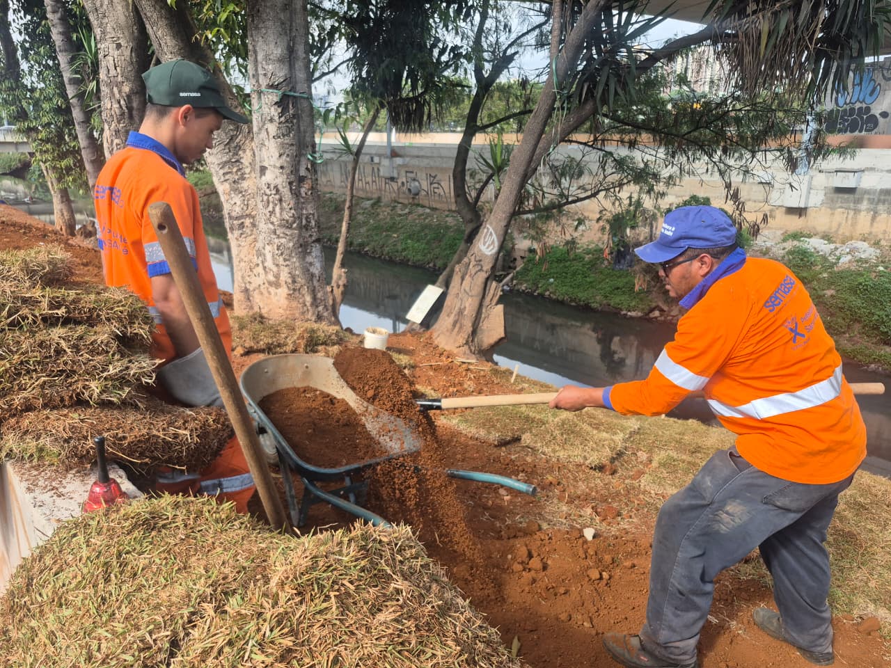 Santo André realiza obras para recuperar margem do Ribeirão dos Meninos